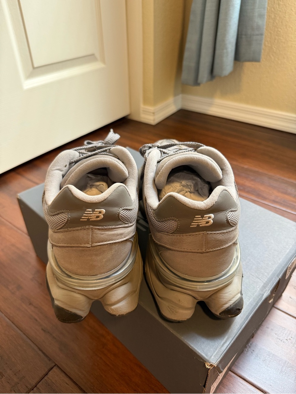 NEW BALANCE 9060 Men’s 11.5 Sneakers - Picture 3 of 6